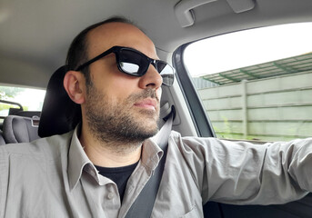 Uomo alla guida dell'automobile per le strade della città