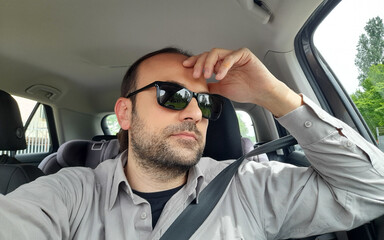 Uomo alla guida dell'automobile per le strade della città