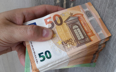 Banconote da 50 euro nelle mani di un uomo - ricchezza
