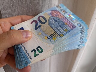 Banconote da 20 euro nelle mani di un uomo - ricchezza