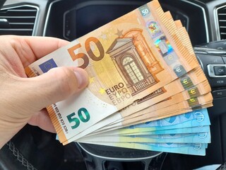 Banconote da 50 euro nelle mani di un uomo - ricchezza