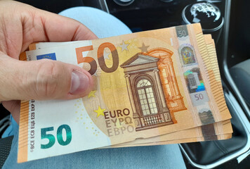 Banconote da 50 euro nelle mani di un uomo - ricchezza