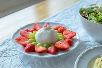 苺と葡萄とブッラータチーズのデザート