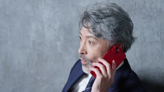 スマホで通話するビジネスマン