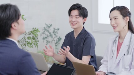 医者と話すビジネスマン - Powered by Adobe