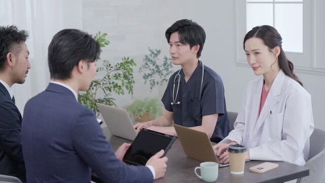医者と話すビジネスマン