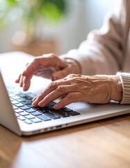 Manos de persona mayor senior aprendiendo a manejar un laptop. Aprender, vejez, tecnolog&iacute;a