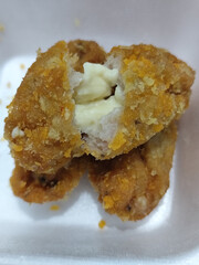 Cheese prawns or cheese prawns. The food menu at the Mie Gacoan restaurant has a crunchy texture...