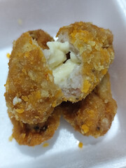 Cheese prawns or cheese prawns. The food menu at the Mie Gacoan restaurant has a crunchy texture...