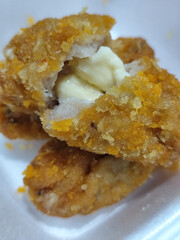 Cheese prawns or cheese prawns. The food menu at the Mie Gacoan restaurant has a crunchy texture...