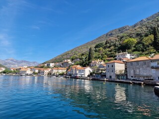 Obraz premium Sea mountains sky and old buildings