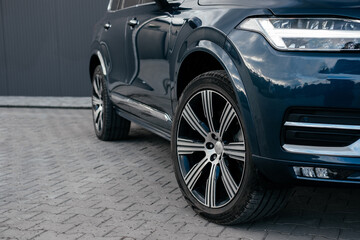 A luxurious and spacious three-row hybrid SUV with an elegant exterior and advanced safety features.