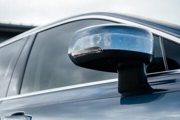 A luxurious and spacious three-row hybrid SUV with an elegant exterior and advanced safety features.