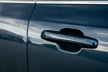 A luxurious and spacious three-row hybrid SUV with an elegant exterior and advanced safety features.