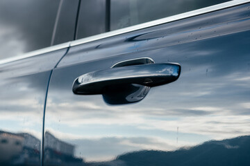 A luxurious and spacious three-row hybrid SUV with an elegant exterior and advanced safety features.
