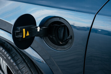 A luxurious and spacious three-row hybrid SUV with an elegant exterior and advanced safety features.
