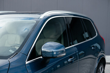 A luxurious and spacious three-row hybrid SUV with an elegant exterior and advanced safety features.