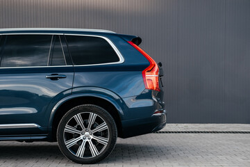 A luxurious and spacious three-row hybrid SUV with an elegant exterior and advanced safety features.