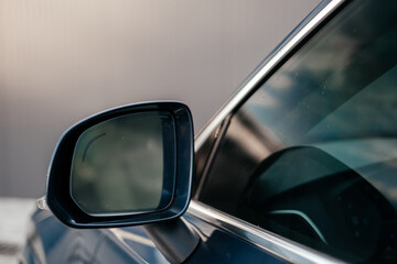 A luxurious and spacious three-row hybrid SUV with an elegant exterior and advanced safety features.
