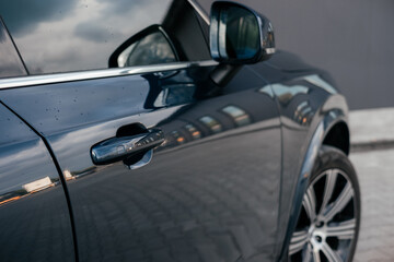 A luxurious and spacious three-row hybrid SUV with an elegant exterior and advanced safety features.