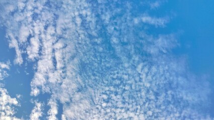 Obraz premium White cirrus clouds in the blue sky in Jakarta.