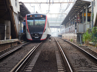 Naklejka premium 東京都の穴守稲荷駅の線路と電車の風景