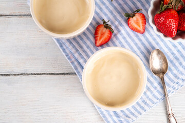 Vanilla or white chocolate pudding dessert