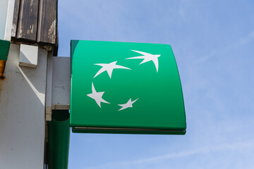 Le logo de marque BNP Paribas. Paris, 20 juillet 2025 - France.