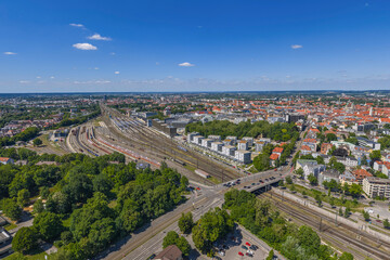Die schwäbische Bezirkshauptstadt Augsburg von oben, Blick über die Gleisanlagen zum Hauptbahnhof