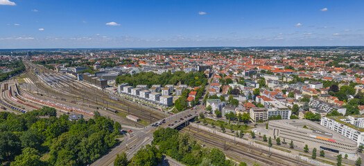 Die schwäbische Bezirkshauptstadt Augsburg rund um den Hauptbahnhof im Luftbild