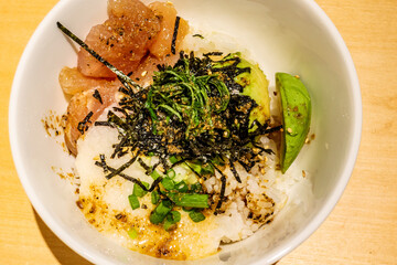 	マグロとアボカドのとろろごはん｜真俯瞰