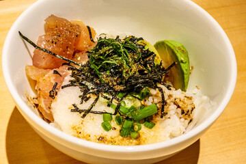 マグロとアボカドのとろろごはん