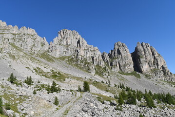 Aiguilles de Chabrières, sommets montagneux de la station de Réallon, dans les Alpes, en été. Ces pics rocheux du massif des Écrins, dans les Alpes, s'élèvent jusqu'à 2403m d'altitude.