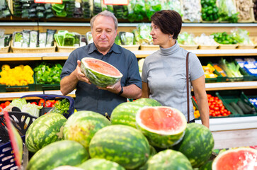 elderly husband and wife choose high-quality watermelon