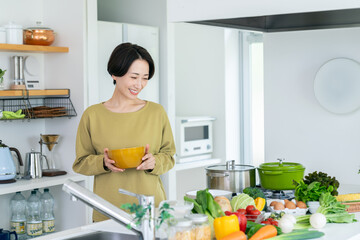 キッチンで料理するミドルの主婦
