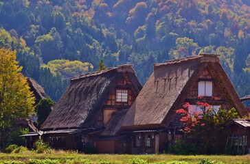 Fototapeta premium 世界遺産 白川郷合掌造り集落 秋景色