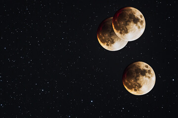 Naklejka premium Three full moons shining brightly in a starry night sky