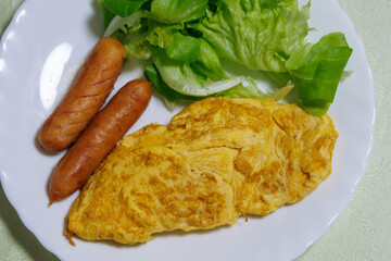 おいしいソーセージとオムレツのランチ