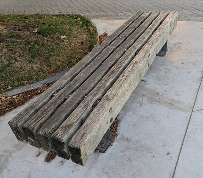 Banco viejo de tablones de madera en parque p&uacute;blico 