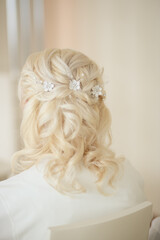 Blonde Brautfrisur mit Haarschmuck in Nahaufnahme