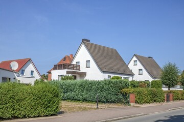 rerik, deutschland - wohnsiedlung mit einfamilienhäusern und textfreiraum