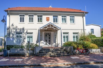 rerik, deutschland - idylle am kleinen rathaus mit fahrrad