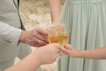 Feierlicher Sektempfang &ndash; Gruppenfoto beim Ansto&szlig;en mit Sektgl&auml;sern im Freien