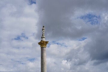 Replik der Venus Medici auf einer Säule im Schlosspark Sanssouci