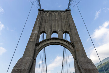 Fototapeta premium 歴史的な木造吊り橋と山の風景が美しい長野県の桃介橋