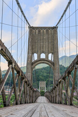 Obraz premium 歴史的な木造吊り橋と山の風景が美しい長野県の桃介橋