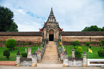 A group of students visited and studied the ancient temple at Wat Phra That Lampang Lang, Ko Kha District, Lampang