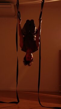 gin&aacute;sta faz acrobacia no elastico 