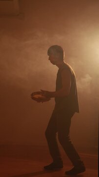 homem tocando pandeiro samba 