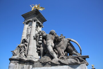Détails et sculptures du Pont Alexandre III sur la Seine à Paris